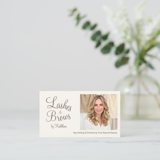 Cream Photo Script QR Code Lashes and Brows Visitekaartje (Staand voorkant)