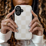 Cream Retro Check iPhone 16 Hoesje<br><div class="desc">Trendy boho dambord print telefoonhoesje in crème en witte kleuren. Gebruik de ontwerpgereedschappen om uw eigen monogram,  naam of andere tekst toe te voegen of wijzig de achtergrondkleur in creëer een unieke apparaathoes.</div>