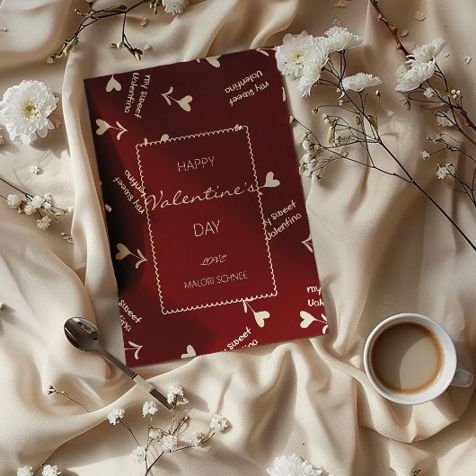 Cream Script Hearts on Burgundy– Valentine pattern Feestdagenkaart