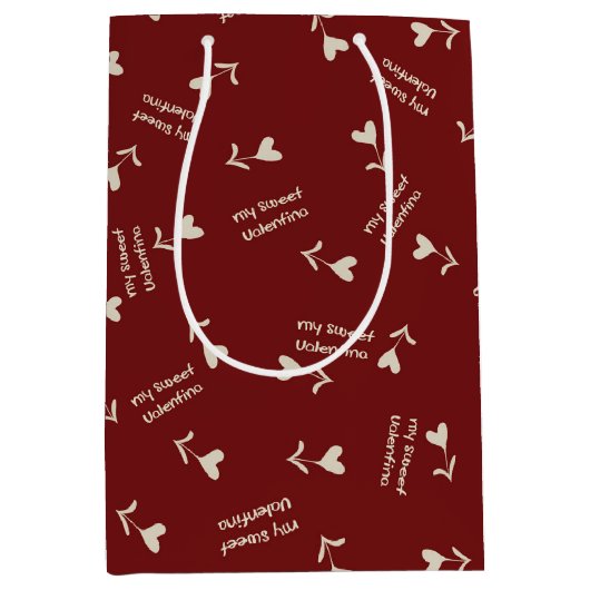 Cream Script Hearts on Burgundy– Valentine pattern Medium Cadeauzakje (Voorkant)