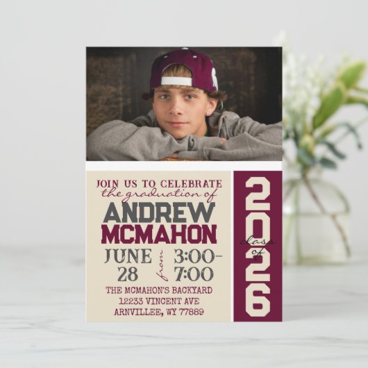 Cream Tan & Bourgondië Afstuderen Fotouitnodiging Kaart (Staand voorkant)