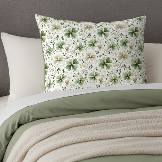 Creamy Beige Green Watercolor Shamrocks Pattern Kussensloop
