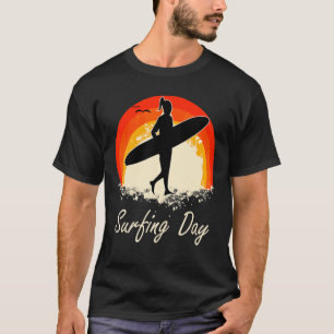 Creatief surfen op de dag van het ontwerp op de da t-shirt