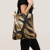 Creatieve monstera bladeren, zwarte achtergrond. tote bag (Dichtbij)