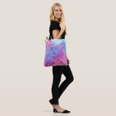 Creatieve roze-blauwe textuur, verfvlekken. tote bag (Op model)
