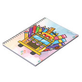 Creatieve schoolbus gemaakt van schoolbenodigdhede notitieboek (Linkerzijde)