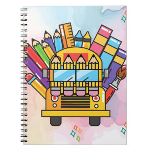 Creatieve schoolbus gemaakt van schoolbenodigdhede notitieboek