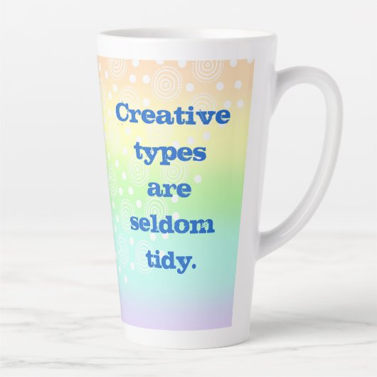 Creatieve types zijn zelden tanden-pasteelregenboo latte mok (Rechts)
