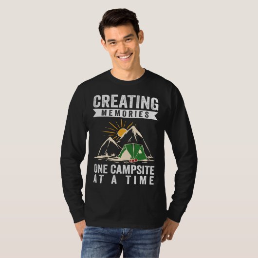 Creating Memories One Campsite At A Time T-shirt (Voorkant volledig)