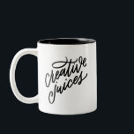 Creative Juices Tweekleurige Koffiemok<br><div class="desc">Ik moet die creatieve sappen 's morgens laten stromen! Deze leuke,  handgeschreven mok leest aan de ene kant "creative juices" in large type en aan de andere kant "drink for inspo" in kleiner type.</div>