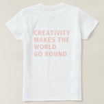 Creativiteit Roze Typografie Achteraf afdrukken T-shirt<br><div class="desc">De tekst 'creativiteit maakt de wereld rond' op de achterkant van het T-shirt in pastelroze typografie op een witte achtergrond is tekenend voor de tekenfilosofie. Exclusief voor u ontworpen door Happy Dolphin Studio. Als u hulp of passende producten nodig hebt,  kunt u contact met ons opnemen via onze winkelchat!</div>