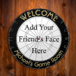 Creëer Aangepaste persoonlijke fototekst Dorm Room Dartbord<br><div class="desc">Creëer uw eigen aangepaste, persoonlijke, leuke, coole, stijlvolle, zwarte kleur, faux Gold font / typografie / script / tekst, regelmaat (18-inch diameter, 1-inch hoes) aluminium lijst dart board. Wordt geleverd met 6 brass darts (3 Amerikaanse vlagvarvluchten en 3 Britse kunstvluchten). U kunt het overal monteren - boven uw afvalmand op...</div>