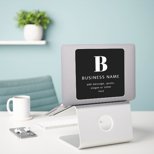 Creëer Bedrijfsnaam, Monogram & Aanvullende Tekst Sticker (Laptop op bureau)