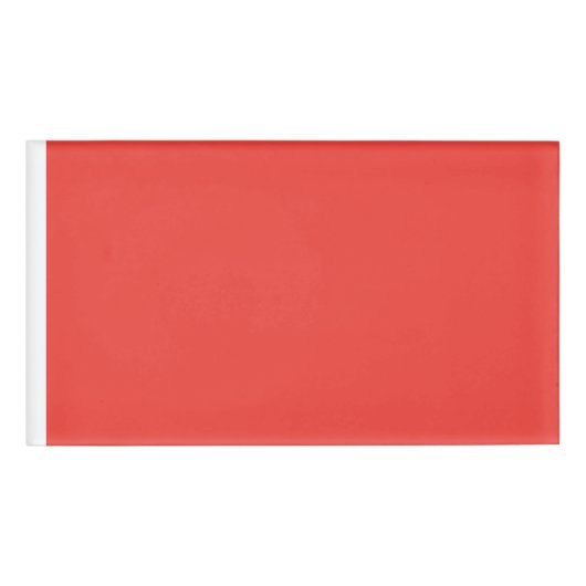 Creëer een opvallende rode achtergrond met witte r naambadge (Voorkant)