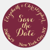 Creëer Elegant Burgundy Gold Wedding Save the Date Ronde Sticker (Voorkant)