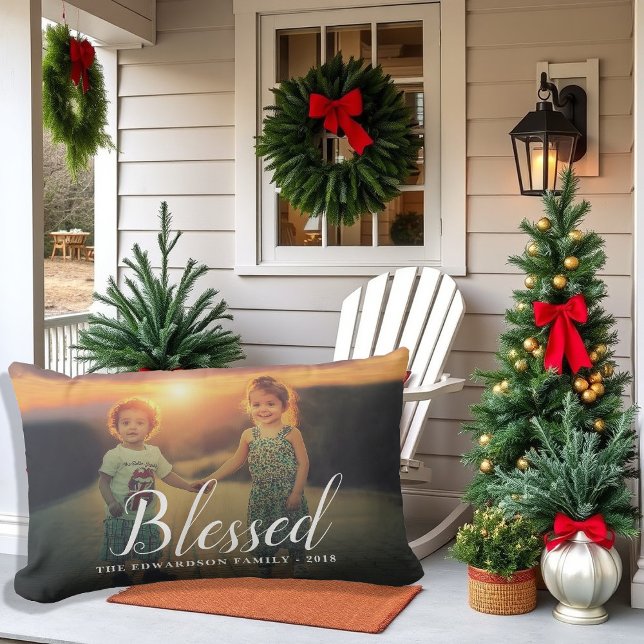 Creëer je eigen feestdagen Gezegende foto buiten Buitenkussen (Create your own holidays Blessed photo outdoor Lumbar Pillow. Pretty pillow to decorate your porch.)