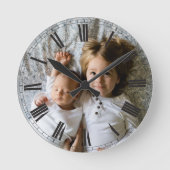 Creëer Uw aangepaste foto grijze Classy Elegant Ronde Klok (Voorkant)