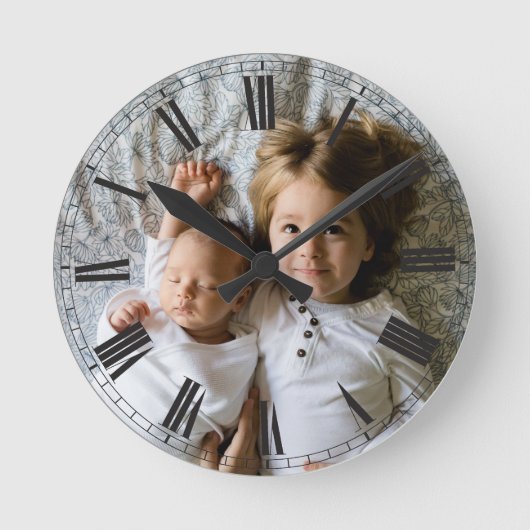 Creëer Uw aangepaste foto grijze Classy Elegant Ronde Klok (Voorkant)