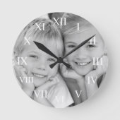 Creëer Uw aangepaste foto Modern Elegant Ronde Klok (Voorkant)