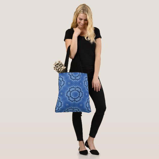 Creëer uw eigen aangepaste blauwe denim bloempatro tote bag (Op model)