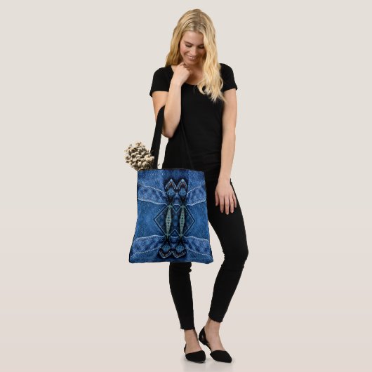 Creëer uw eigen aangepaste blauwe denim gespiegeld tote bag (Op model)