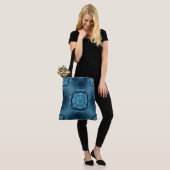 Creëer Uw eigen aangepaste Denim Blue Patch Print Tote Bag (Op model)