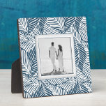 Creëer Uw eigen aangepaste foto Fotoplaat<br><div class="desc">Gemaakt om dimensionaal te kijken, een stalen blauw en wit tropisch blad plant patroon creëer een prachtig lijst voor je favoriete foto op dit tafelblad met een ingebouwde esel. Het afbeelding wordt direct op het hardboard geplaatst voor een verbluffend scherp afbeelding met een gemakkelijk schoon veegdoppervlak. Geweldig als geschenk of...</div>