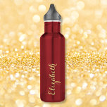 Creëer uw eigen aangepaste gouden script naam mono waterfles<br><div class="desc">Creëer uw eigen aangepaste, gepersonaliseerde, cool, chique, stijlvol, lichtgewicht, duurzaam, crack proof, morsbestendig, elegant faux gouden typografie script, stijlvolle roestvrijstalen kerstrode waterfles. Typ gewoon jouw naam / kinder naam / familienaam / bedrijfsnaam, om aan te passen. Maakt een geweldig cadeau voor bruiloft, verjaardag, afstuderen, vaderdag, moederdag, kerst, feestdagen, huwelijksverjaardag, Valentijnsdag,...</div>