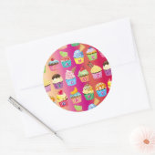 Creëer Uw eigen Cupcake Monogram Delicious behande Ronde Sticker (Envelop)