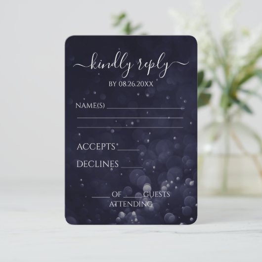 Creëer uw eigen donkere indigo blauwe bokeh watere RSVP kaartje (Staand voorkant)