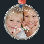 Creëer Uw eigen foto voor kerstfamilie Metalen Ornament<br><div class="desc">Creëer Uw eigen Ornament voor het sjabloon voor kerstfoto's met eigen afbeelding maakt een perfecte persoonlijke kerstcadeautje. Deze moderne en elegante familiefoto kerstversiering maakt een geweldig cadeau voor een oma,  opa,  moeder of vader.</div>
