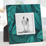 Creëer Uw eigen foto zonder omgevingslicht Fotoplaat<br><div class="desc">Gemaakt om dimensionaal te kijken, een blauwgroen tropisch blad plant patroon creëer een prachtig lijst voor je favoriete foto op deze tafelblad met een ingebouwde esel. Het afbeelding wordt direct op het hardboard geplaatst voor een verbluffend scherp afbeelding met een gemakkelijk schoon veegdoppervlak. Geweldig als geschenk of om je favoriete...</div>