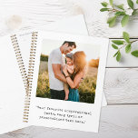 Creëer uw eigen gepersonaliseerde foto en offerte planner<br><div class="desc">Creëer uw eigen aangepaste foto en quote planner notitieboek. Beschikt over een van uw foto's en gepersonaliseerde tekst in een minimalistische typografie met schrijfmachine.</div>
