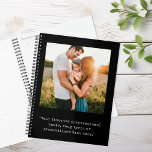 Creëer uw eigen gepersonaliseerde foto en offerte planner<br><div class="desc">Creëer uw eigen aangepaste foto en quote planner notitieboek. Beschikt over een van uw foto's en gepersonaliseerde tekst in een minimalistische typografie met schrijfmachine.</div>