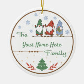 Creëer Uw Eigen Gnome Familienaam & Jaar Kerstmis Keramisch Ornament (Voorkant)