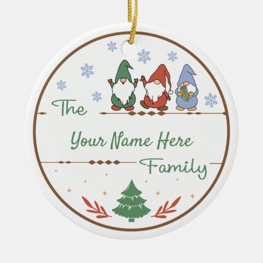 Creëer Uw Eigen Gnome Familienaam & Jaar Kerstmis Keramisch Ornament (Voorkant)