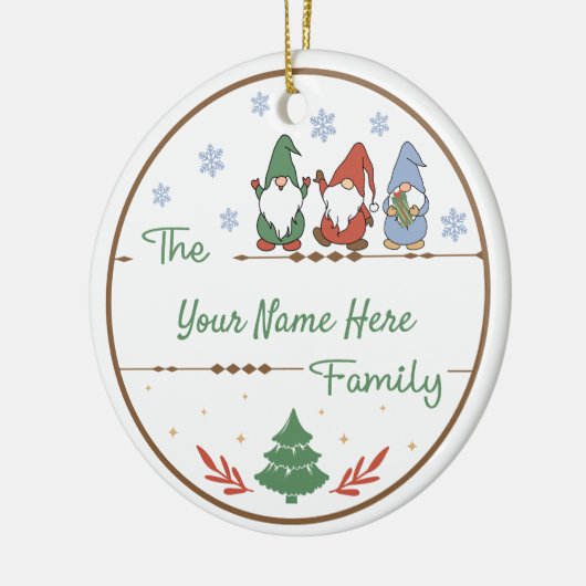 Creëer Uw Eigen Gnome Familienaam & Jaar Kerstmis Keramisch Ornament (Links)