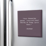 Creëer Uw eigen offerte Magneet<br><div class="desc">Creëer uw eigen offerte magneet. Beschikt over minimalistische typografie en een paarse achtergrond.</div>