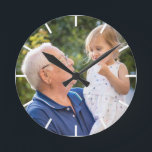Creëer Uw eigen opa opa foto Eén foto Ronde Klok<br><div class="desc">De muurklok van Keepasje wordt gepersonaliseerd met foto van grootvader en groot kind. Maakt een gedenkwaardig geschenk voor opa voor verjaardag,  feestdagen en grootouderdag.</div>