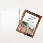 Creëer uw eigen rustieke houten foto bruiloft Plan Planner<br><div class="desc">Rustieke schuur hout foto bruiloft Planner. Voeg je eigen foto,  tekst en namen toe en creëer is een zeer persoonlijke weddingplanner.</div>