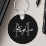 Creëer Uw monogram voor aangepaste naam zwart Sleutelhanger<br><div class="desc">Creëer uw eigen gepersonaliseerde sleutelhanger met uw douanenaam en monogram. Om deze sjabloon van het ontwerp uit te geven,  geef eenvoudig de tekstgebieden uit zoals hierboven getoond. U kunt gemakkelijk meer tekst of afbeeldingen toevoegen,  doopvonten en kleuren aanpassen. Behandel jezelf of maak het perfecte cadeau voor familie en vrienden!</div>