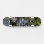 Creek stromen door bos persoonlijk skateboard (Horizontaal)