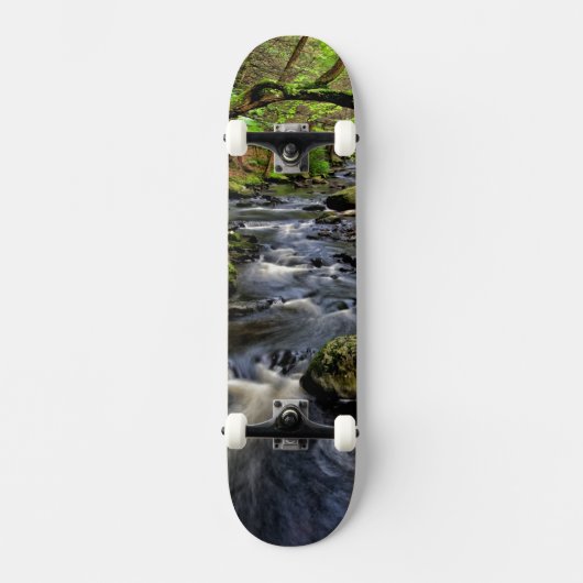Creek stromen door bos persoonlijk skateboard (Voorkant)