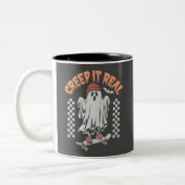 Creep It Real Retro Halloween Schaats Ghost Tweekleurige Koffiemok (Links)