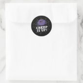 Creep It Up Funny Spider Pun Dark BG Ronde Sticker (Tas)