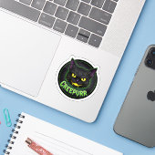 Creepur Cat – Spooky Fang Cat Face Halloween Sticker (Laptop met iPhone)