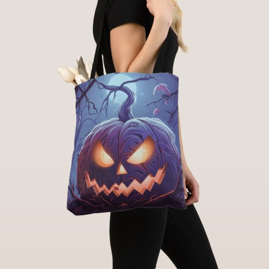 Creepy Big Jack-O' Lantern in het bos Halloween Tote Bag (Dichtbij)