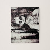 Creepy  Doll in zwart-wit Legpuzzel (Verticaal)