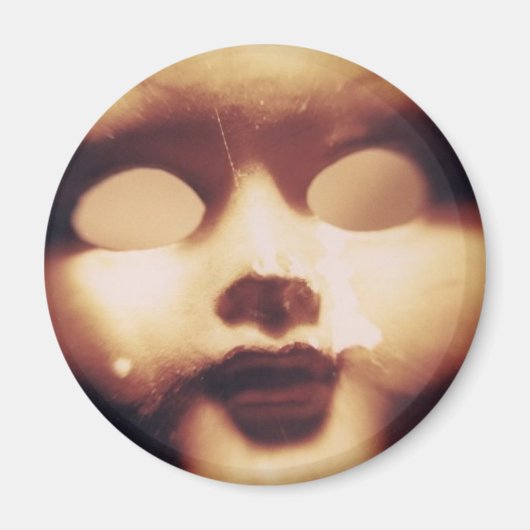 Creepy Doll Magneet (Voorkant)