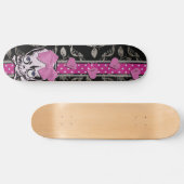 Creepy Girl Skull met Roze Bow op Black Damask Skateboard (Horizontaal)